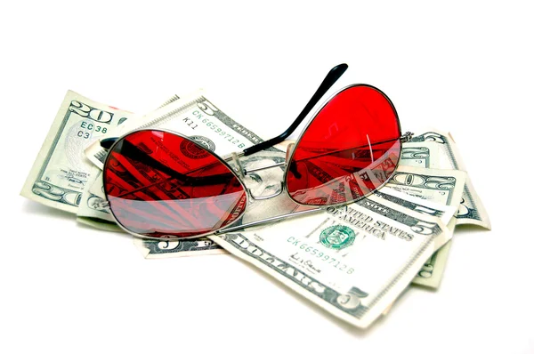 Óculos Sol Vermelhos Descansando Dinheiro Isolados Branco — Fotografia de Stock