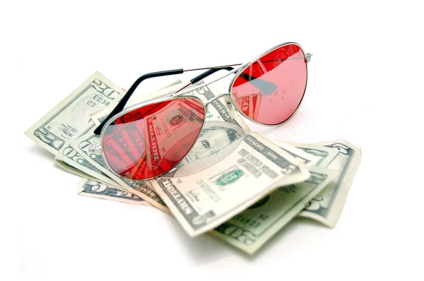 Óculos de sol vermelhos descansando em dinheiro — Fotografia de Stock