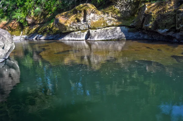 岩が多い湖 — ストック写真