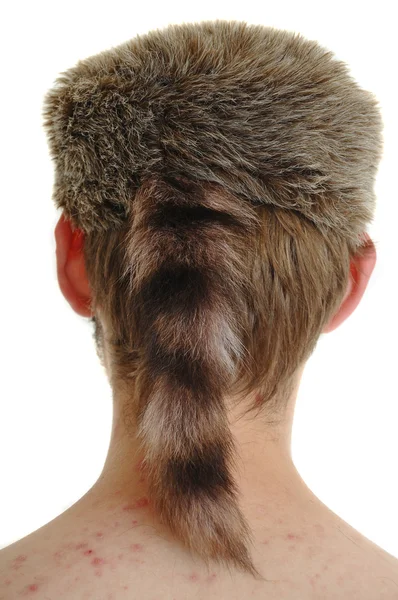 后面的浣熊帽子在孤立的白色背景上的一个人的头上 — 图库照片