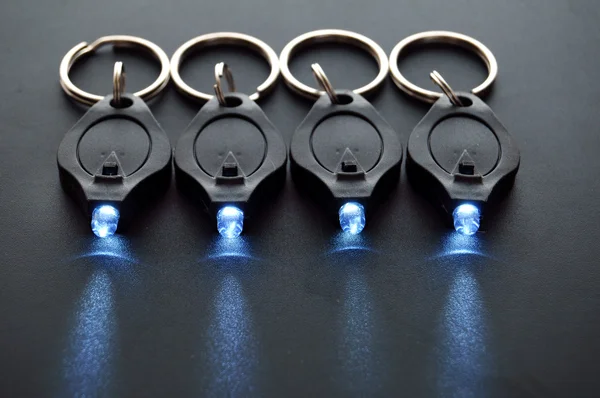 Miniaturowych Led Keychain Światła Czarnej Powierzchni Płytkiej Głębi Ostrości — Zdjęcie stockowe
