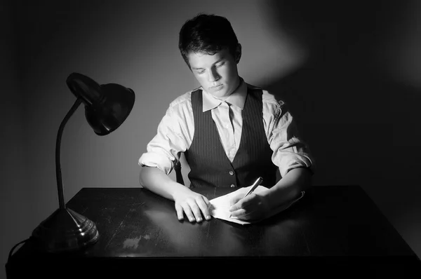 Jovem Adulto Escrevendo Uma Carta Uma Mesa Com Uma Lâmpada — Fotografia de Stock