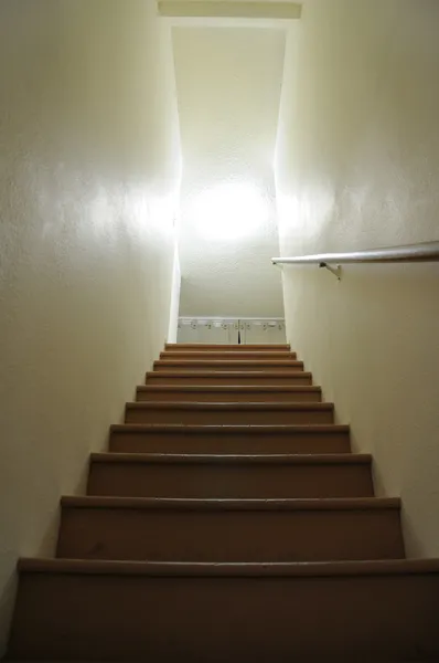 Bir Işık Çok Dar Bir Koridor Içinde Merdiven Basamakları — Stok fotoğraf