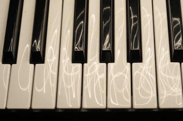 Долгая экспозиция фортепианных клавиш — стоковое фото