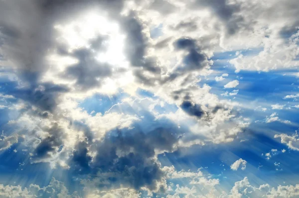 Ein Himmlischer Himmel Mit Einer Sonne Voller Lichtstrahlen — Stockfoto