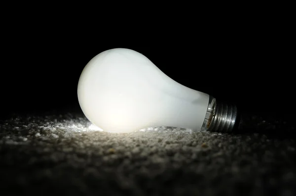 フロントレンズアセンブリ照明電球の光 暗闇の中で明るい床の上 上記の黒の背景 Copyspace — ストック写真
