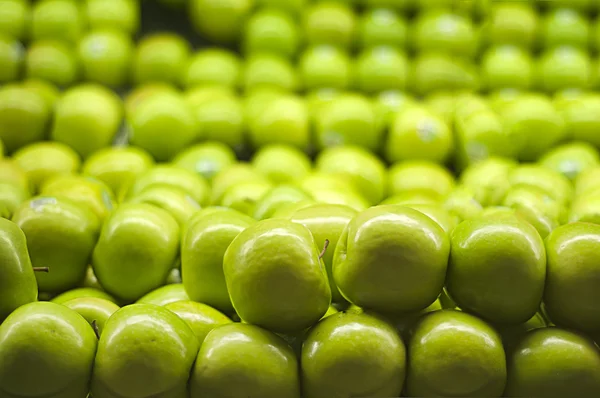 スーパー マーケットの間に積もった緑のリンゴの束 — ストック写真
