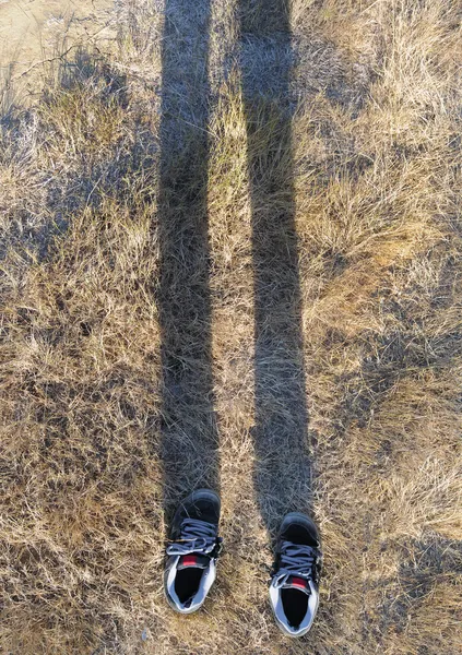 Choes Lançando Uma Sombra Pernas Homem Invisível Grama — Fotografia de Stock