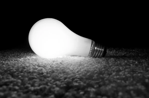 Открученная светящаяся лампочка — стоковое фото