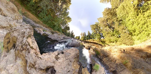 Ein Zutiefst Felsiger Fluss Mit Bäumen Und Himmel Mit Einem — Stockfoto