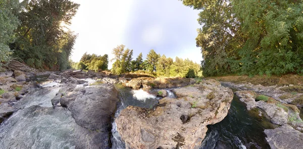 地上岩石河 — 图库照片