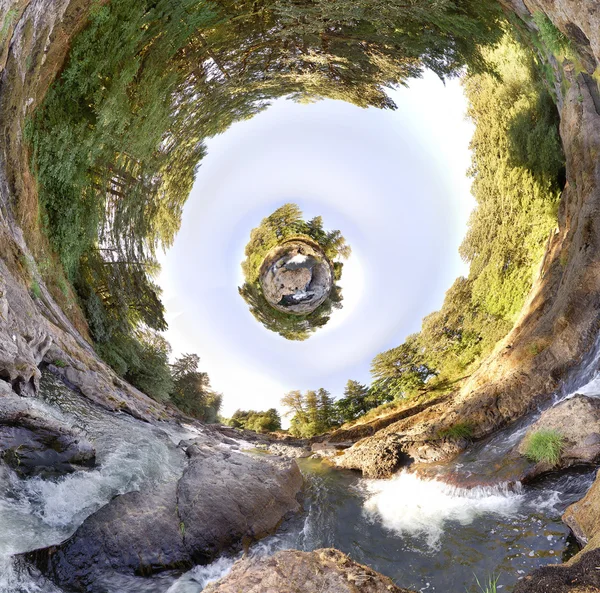 Bir Earhtly Rocky River Ağaçlar Aşırı Geniş Açı Kaydırma Etrafında — Stok fotoğraf