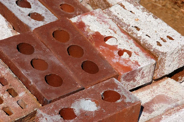 Velho usado pilha de tijolo vermelho — Fotografia de Stock