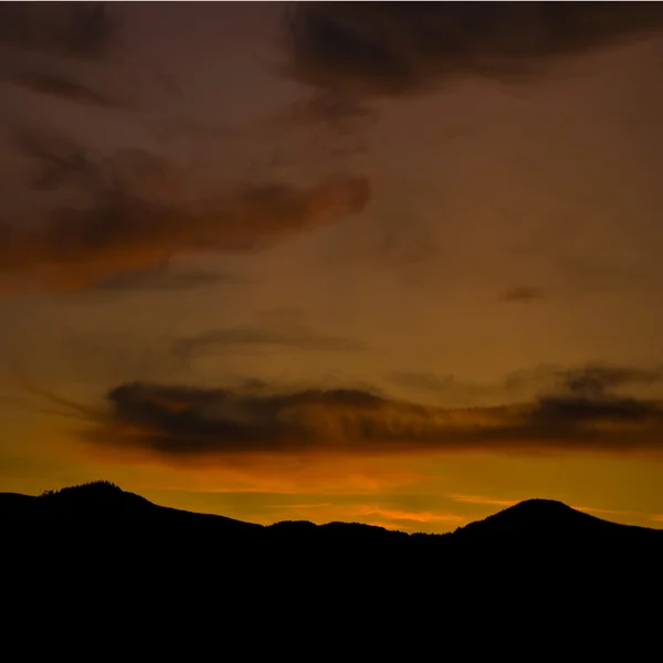 オレンジ色の空と山 — ストック写真