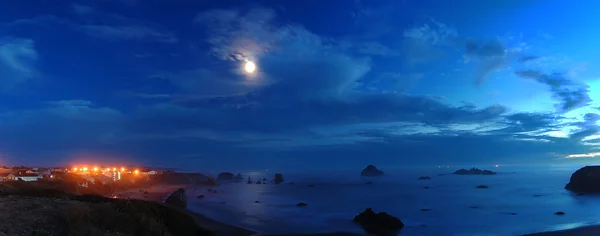 Соседский Капот Светящихся Домов Левой Стороне Большого Океана Комплекте Камнями — стоковое фото