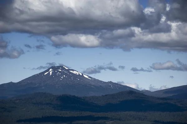 Hora Mraky Níže Lesa Pod Některé Sněhu Stále Vlevo Hoře — Stock fotografie
