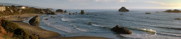 Scena di spiaggia con rocce — Foto Stock