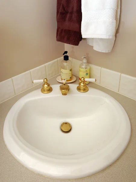 用肥皂和毛巾浴室水槽 — 图库照片