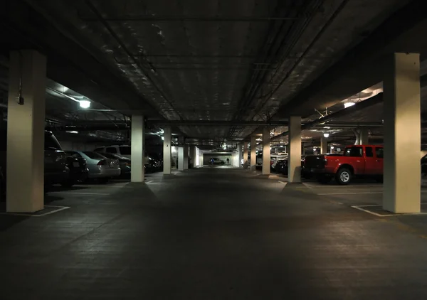 Estrutura de estacionamento escuro — Fotografia de Stock