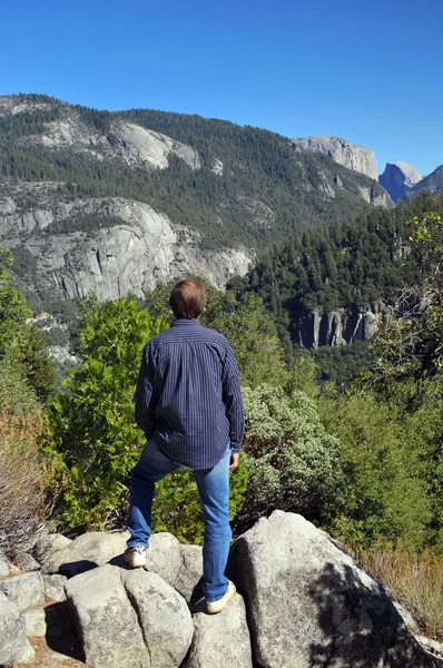 Man Viewing Beautiful Mountains Yosemite National Park — Stock fotografie
