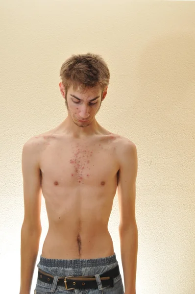 Stydět shirtless teenager — Stock fotografie