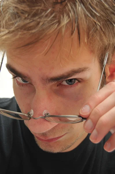 Knappe jonge man zijn bril dramatisch opstijgen — Stockfoto