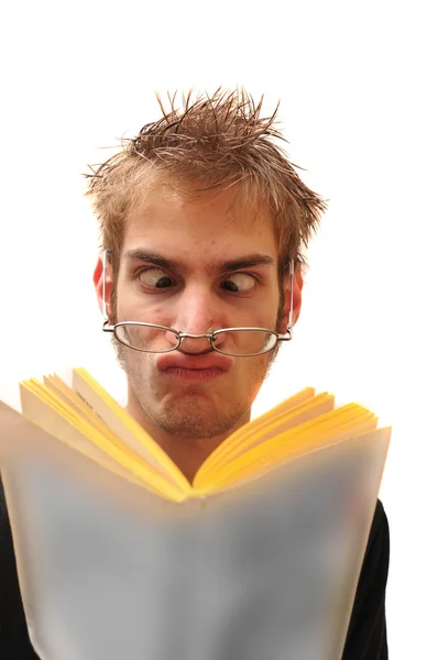 Strano nerd leggere un libro con gli occhiali incrociati — Foto Stock