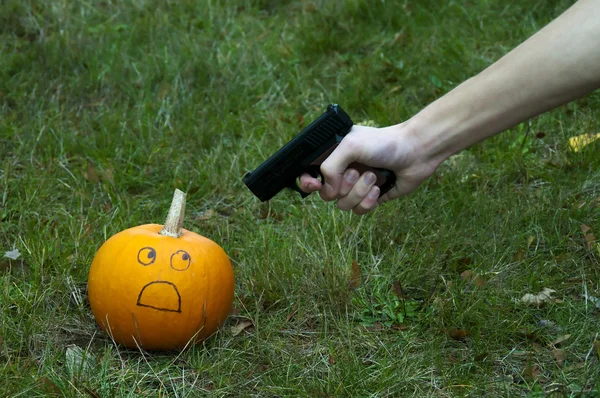 Пугающую Тыкву Держат Дулом Пистолета Прощай Хэллоуин — стоковое фото