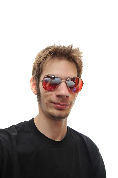 赤いサングラスを持つ若者の肖像 — Stockfoto