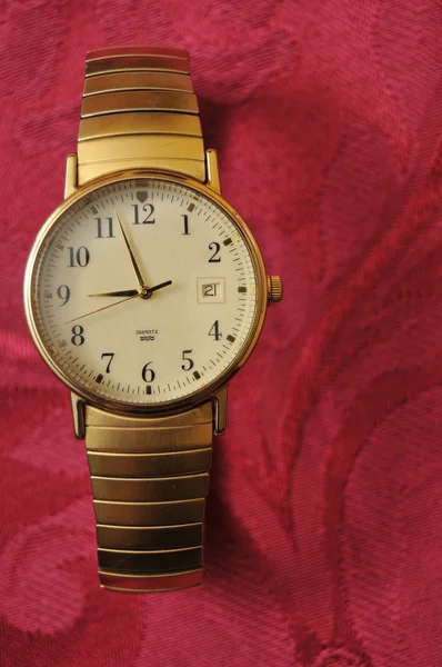 赤い布の上に敷設黄金の時計 — ストック写真