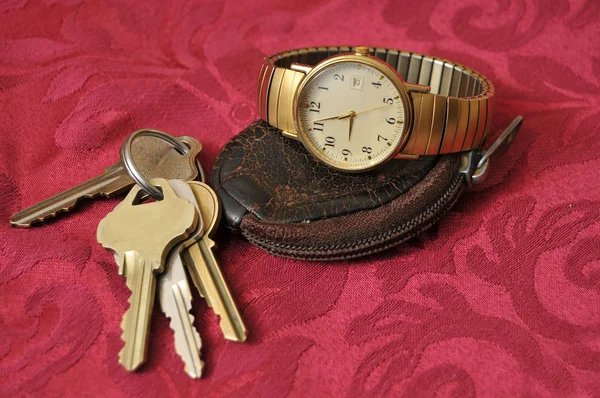 リング 腕時計と着用コイン袋上のキー — ストック写真