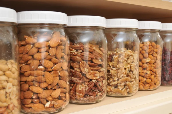 Zdravé ořechy ve sklenicích — Stock fotografie