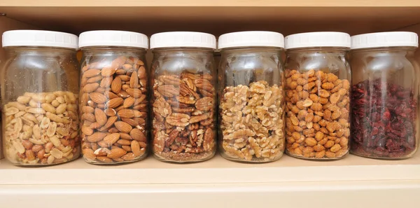 Здоровые орехи в стеклянных банках — стоковое фото
