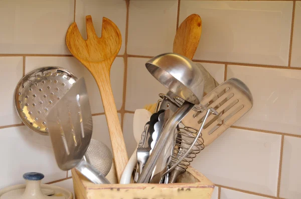 Kuchnia Gotowanie Naczynia Siedzi Drewniane Pudełko Białe Płytki Tle — Zdjęcie stockowe