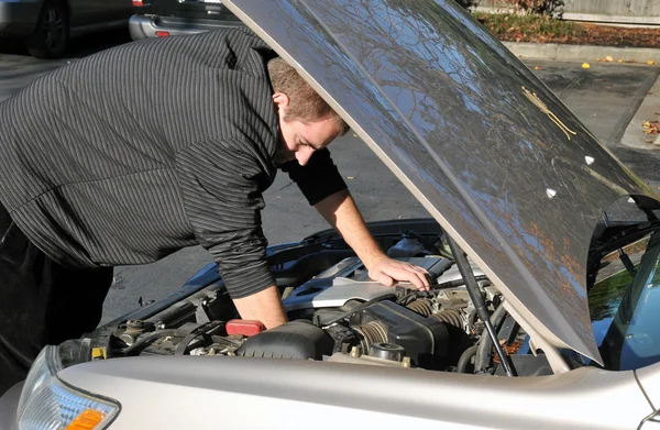 Muž opravit porouchaný auta — Stock fotografie