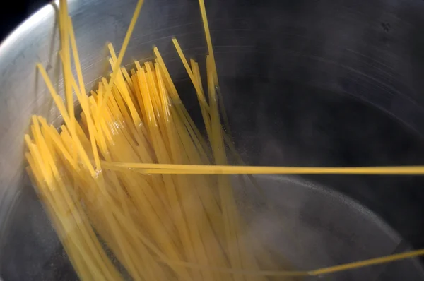 Büyük bir tencerede kaynar spagetti noddles — Stok fotoğraf