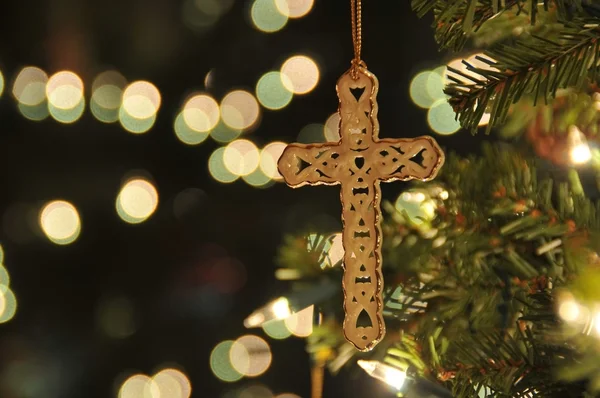 Adorno de la cruz en el árbol de Navidad — Foto de Stock