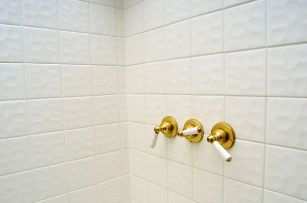 Tři Zlatý Sprcha Ventil Úchyty Ona Velké Bílé Prázdné Dlaždice — Stock fotografie