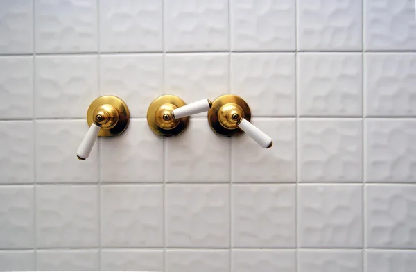 Tre maniglie della valvola doccia dorata — Foto Stock