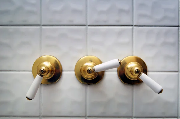 Tre maniglie della valvola doccia dorata — Foto Stock