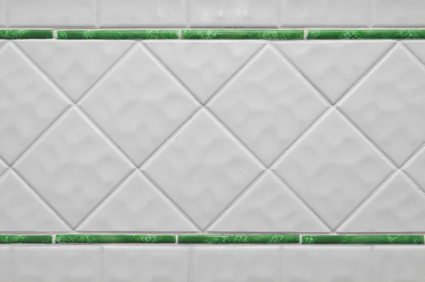 简单干净的白瓷砖墙背景与两条绿线 — 图库照片