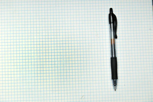 空白のグリッド上に休んでペンで紙 コピーの左上の領域 — ストック写真