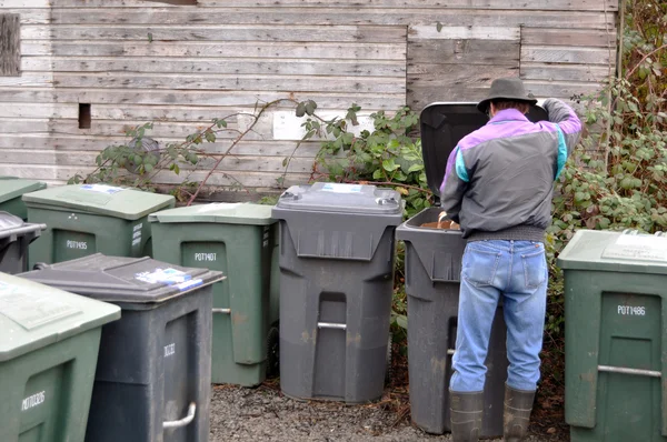 Adam Damping Çöp Geri Dönüşüm Içine Büyük Yeşil Çöp Kovaları — Stok fotoğraf