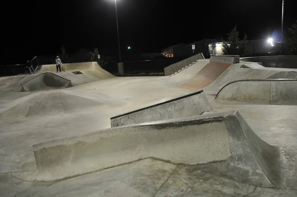 Skatepark Vazio Noite Com Trilhos Moagem Cimento Betão — Fotografia de Stock