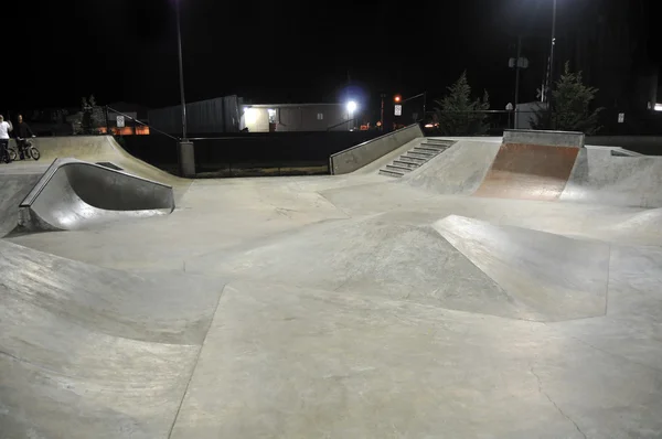 在晚上与研磨 Rails Skatepark 水泥混凝土 — 图库照片