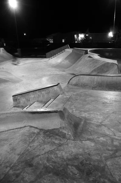 在晚上与研磨 Rails Skatepark 水泥混凝土 这是一个黑白图像 — 图库照片