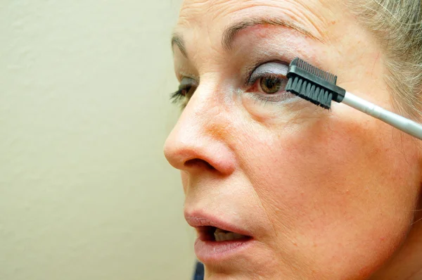 Mujer Mediana Edad Aplicando Delineador Ojos —  Fotos de Stock