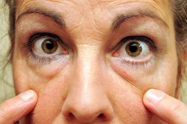Frau Mittleren Alters Zeigt Auf Ihre Augen Nahaufnahme Eyeliner Ist — Stockfoto
