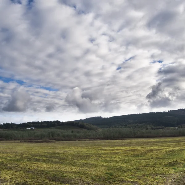 Campo Paisaje Rural Con Montañas Copiar Espacio Nublado Cielo Vacío — Foto de Stock