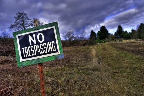 Trespassing Sign Front Grass Rural Country Driveway Field — Stock Photo, Image